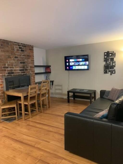 Downtown One Bedroom/Historic Bauer Terrace 哈利法克斯 外观 照片